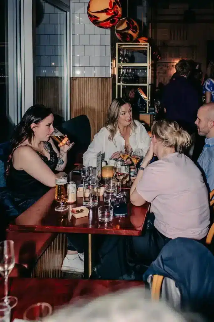 Sällskap vid Urban Delis restaurang på Nytorget